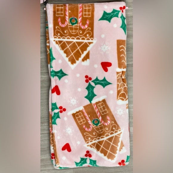 Betsey Johnson Christmas Pink Gingerbread House 50x60 Blanket Throw NEW - Picture 3 of 3